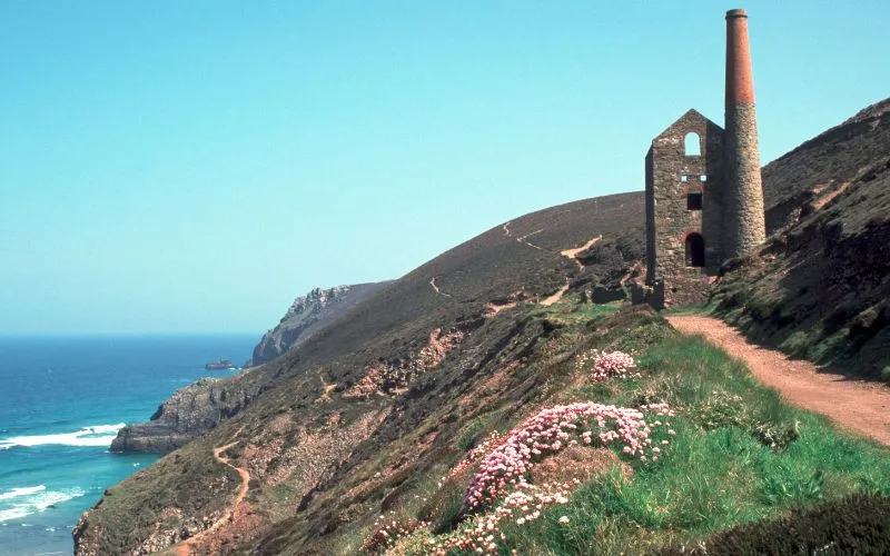 chapel porth st agnes beach cornwall engine house ruins above cliffs