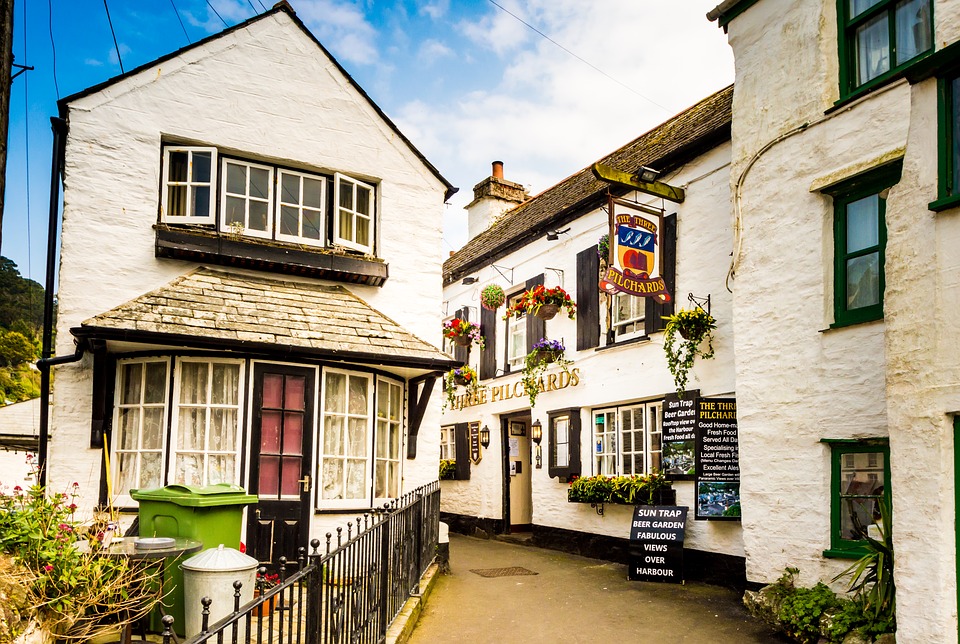 A local pup with white exterior in Polperro, Cornwall