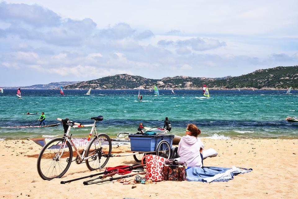 woman with a picnic and bike
